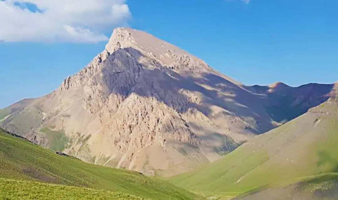 آزادکوه قله‌ در البرز مرکزی
