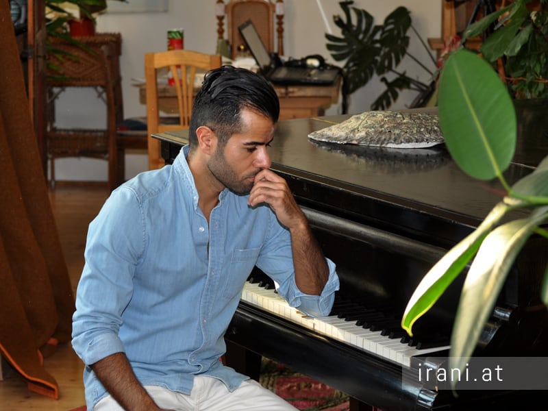 مردی در حال نواختن پیانو