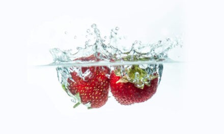 ۳  روش‌ درست شستن و تمیز کردن توت فرنگی از سمها