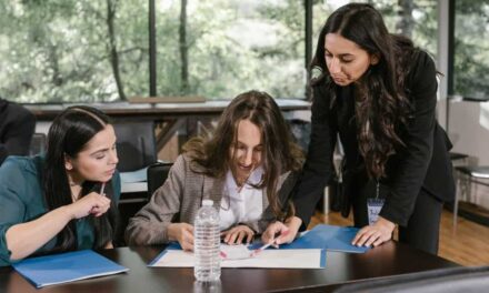 سمینار زنان در باره قانون ازدواج، قانون خانواده، حضانت و حمایت از کودکان