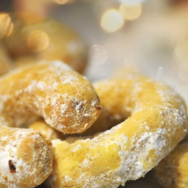 شیرینی وانیلی نوازشی ست برای زبان و دل
هلال وانیلی: درست کردن آن آسان و مزه آن بهشتی خوب است.
مواد تشکیل دهنده هلال وانیل...
بیشتر بخوانید در #سایت_ایرانیان_اتریش
#Vanillekipferl: Leicht gemacht,
 himmlisch gut
irani.at
iraniaustria.at
#Wien
#Austria